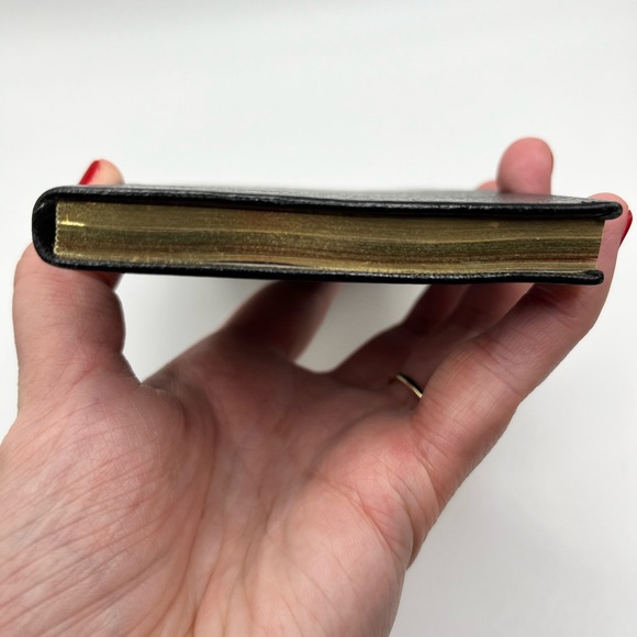 Vintage Guide to Good Living in London Francis Chichester Leather Bound Book - Picture 3 of 11